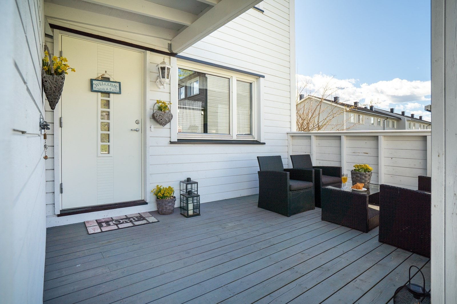 Adkomstterrassen gir et flott førsteinntrykk og har god plass til sittegruppe, hvor du sitter helt skjermet til. Det er også praktisk utebod til oppbevaring. Galleribilde