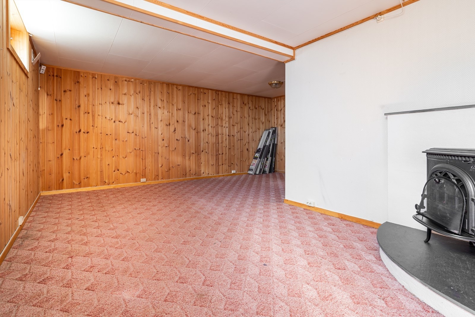 I underetasjen er det et stort rom som har vært benyttet som kjellerstue. Dette rommet er registret rom hobby rom iflg. originale byggetegninger. Galleribilde