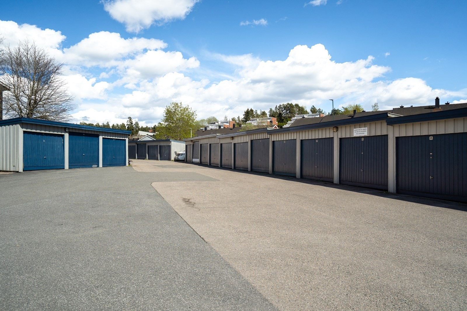 Det medfølger garasjeplass. I tillegg er det gjesteplasser mellom og ved siden av rekkene. Galleribilde