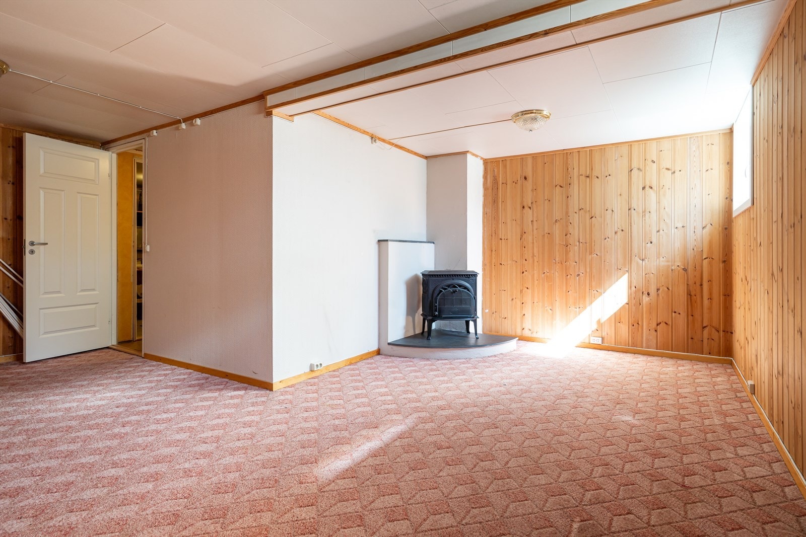 Rommet er også utstyrt med peis. Det er også satt inn større vindu. I underetasjen har du også bod og vaskerom. Galleribilde