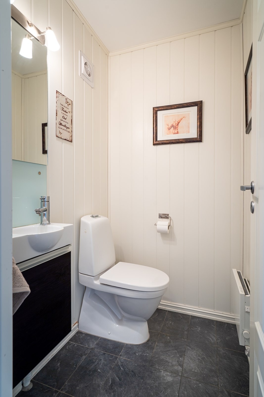 Toalettrom tilknyttet gang i førsteetasje. Galleribilde