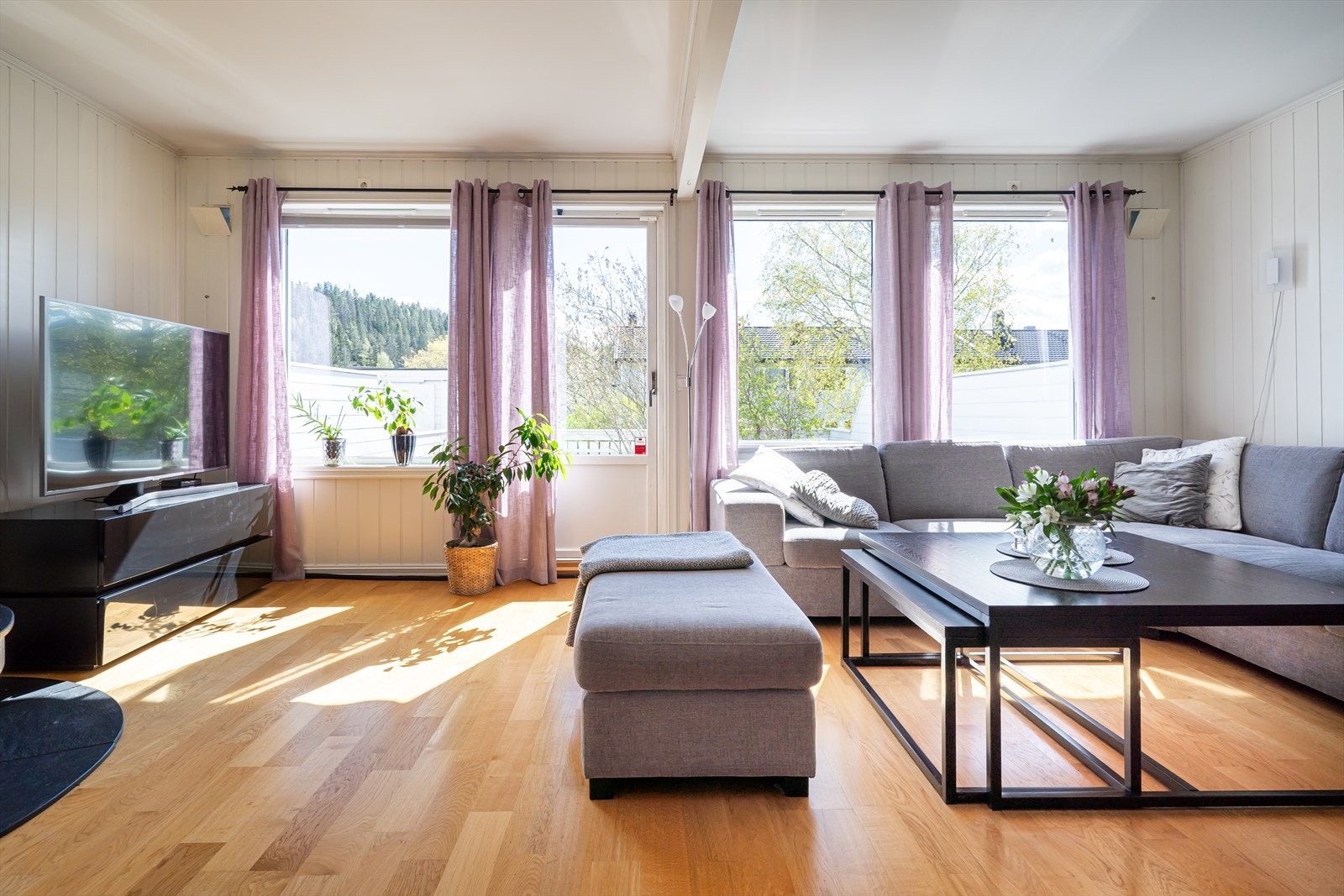 Stuen er av god størrelse og har store vindusflater som slipper inn rikelig med naturlig lys. Galleribilde