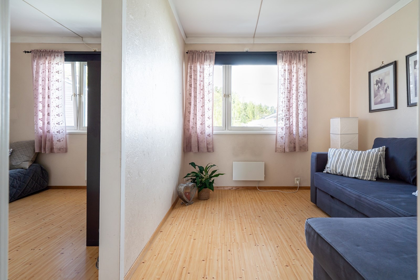 Soverom 3 består av to rom. Dette rommet har tidligere vært avdelt med dør. Med enkle grep kan du få 4 soverom i boligen. Galleribilde