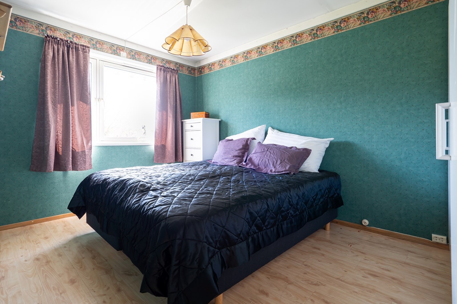 Hovedsoverommet er av god størrelse og har plass til stor dobbeltseng og nattbord. Galleribilde