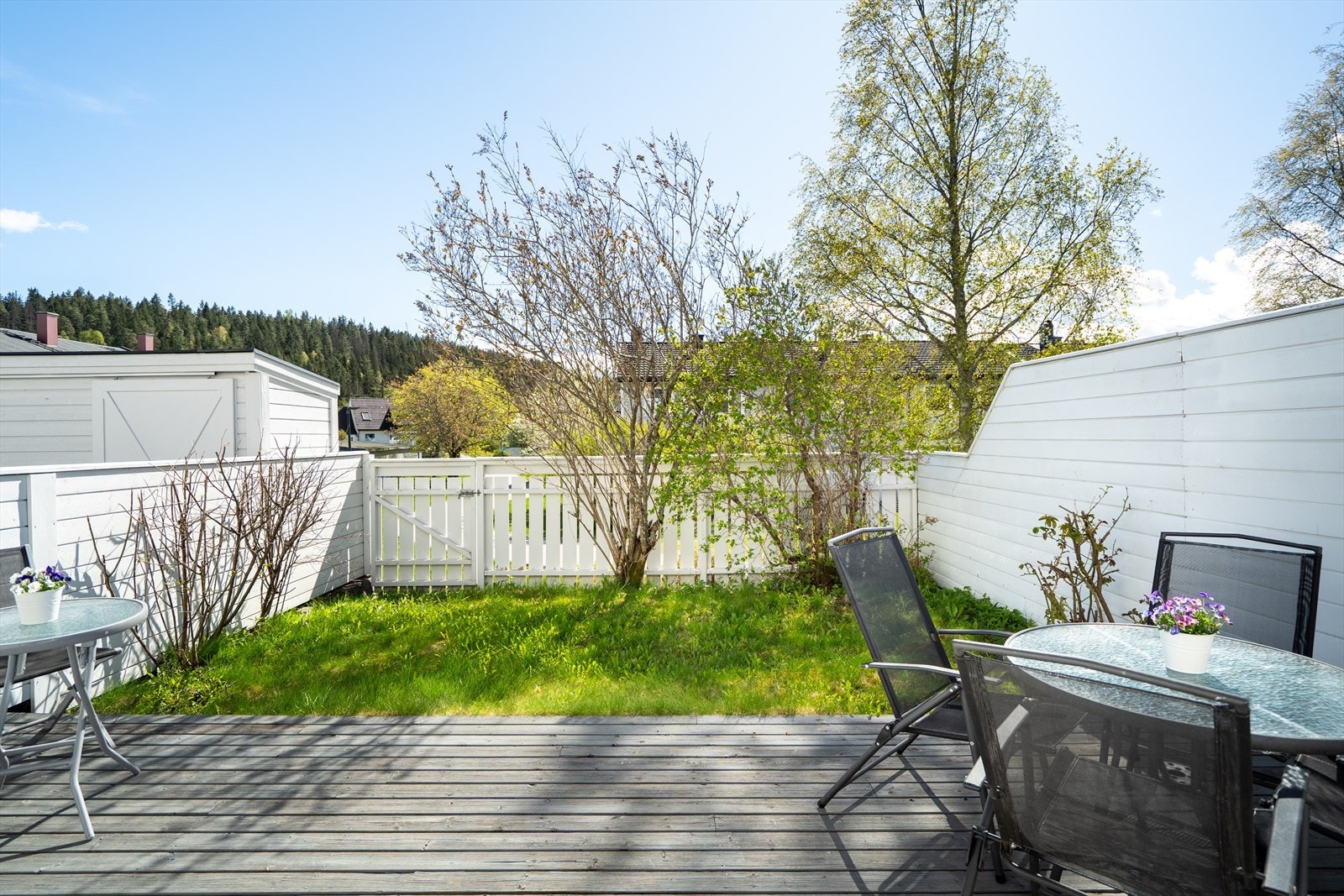 Fra stuen er det utgang til markterrasse og liten inngjerdet hageflekk. Galleribilde