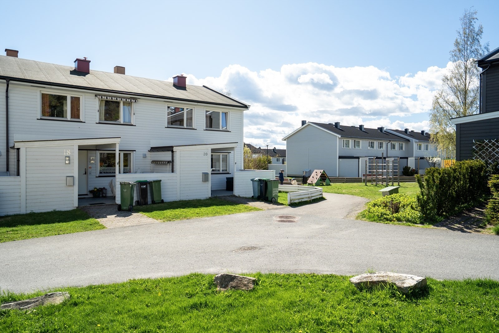 Boligen har svært god internbeliggenhet på enden av rekken og skjermet til fra bilvei. Galleribilde