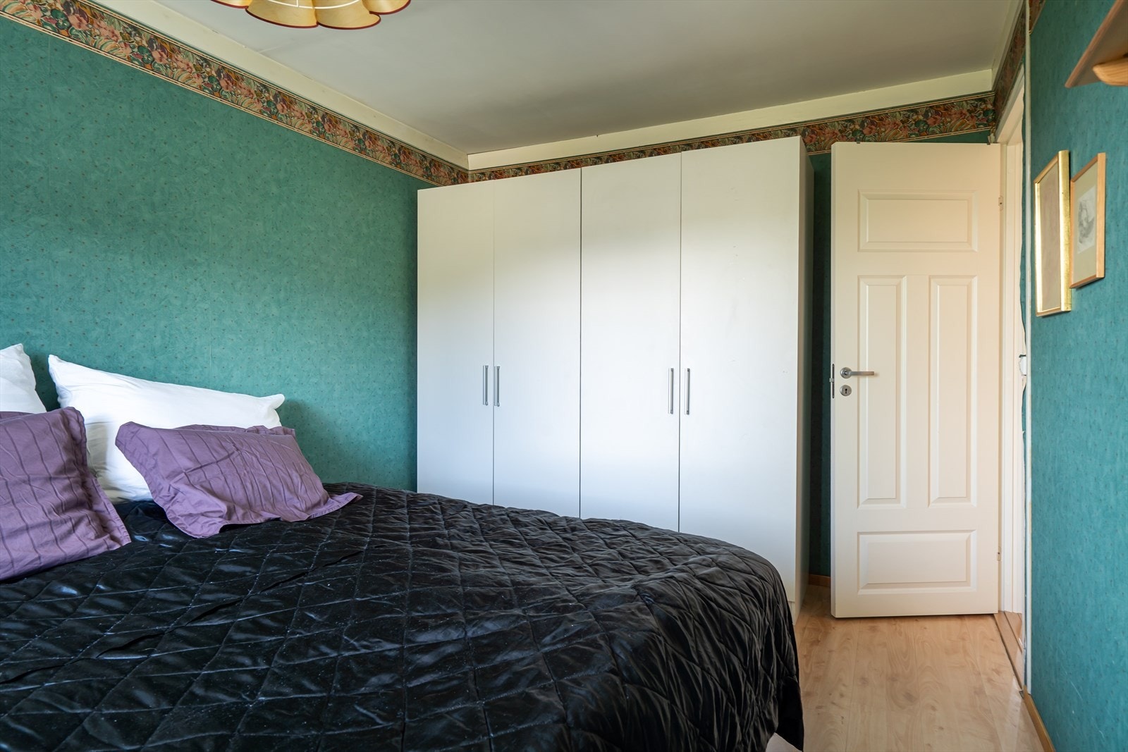 Rommet er også utstyrt med garderobeskap. Galleribilde