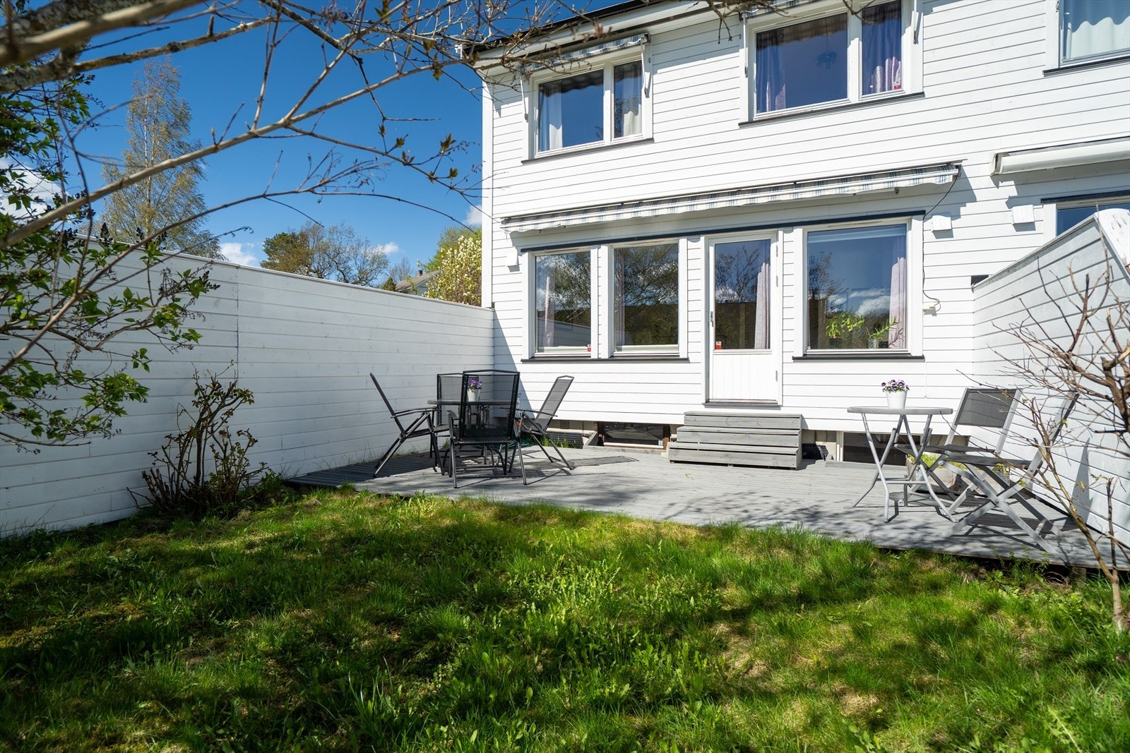 Terrassen ligger mot syd hvor du har gode solforhold. Galleribilde