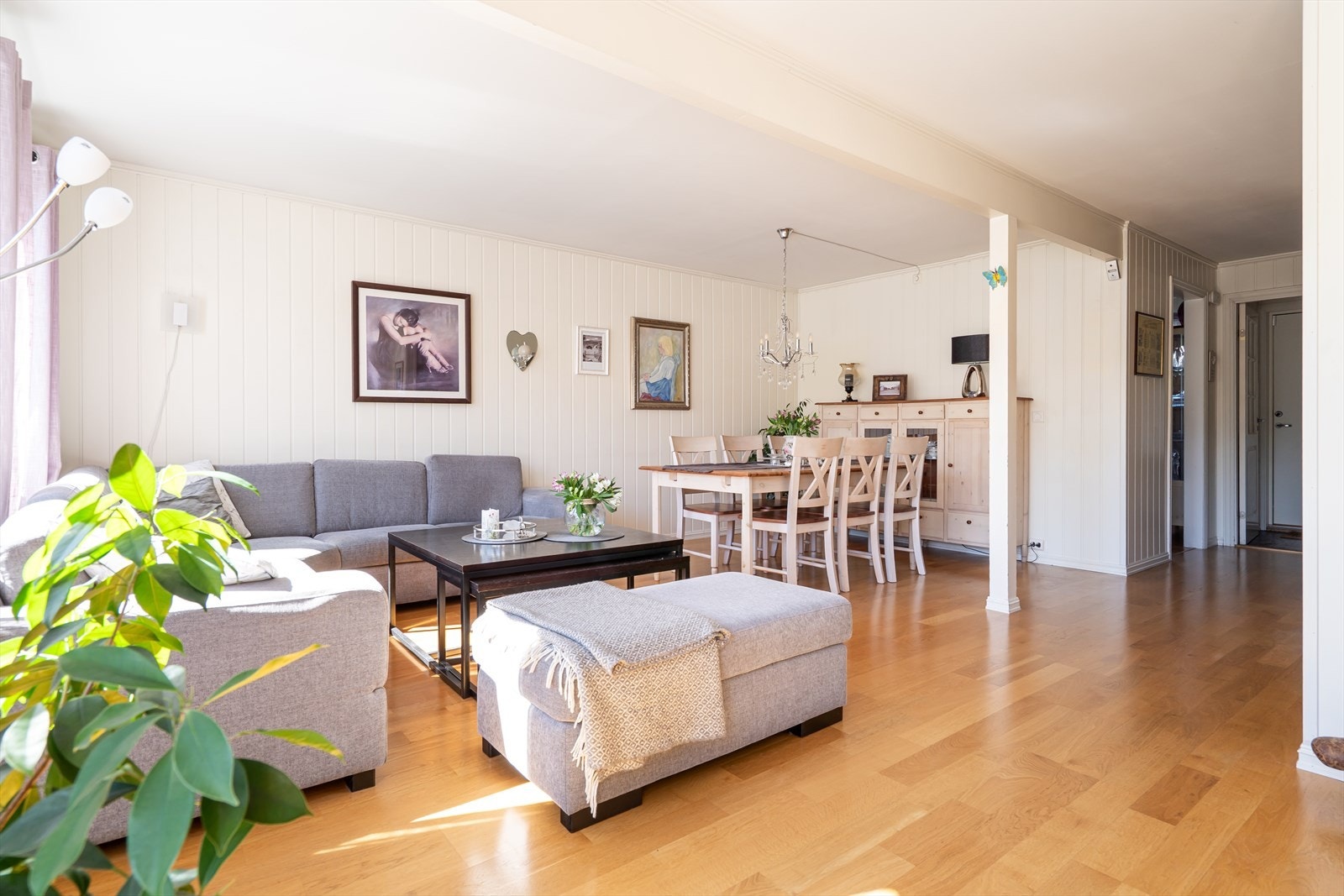 Lyse vegger og eikeparkett gir et tidløst uttrykk. Galleribilde