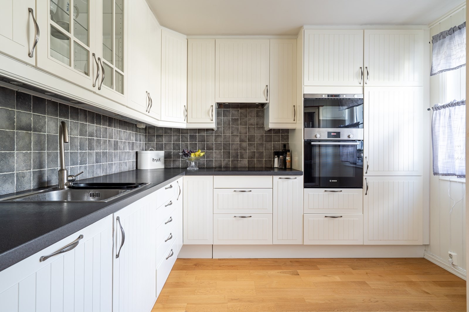 Kjøkkenet er romslig og har rikelig med skap- og benkeplass. Galleribilde