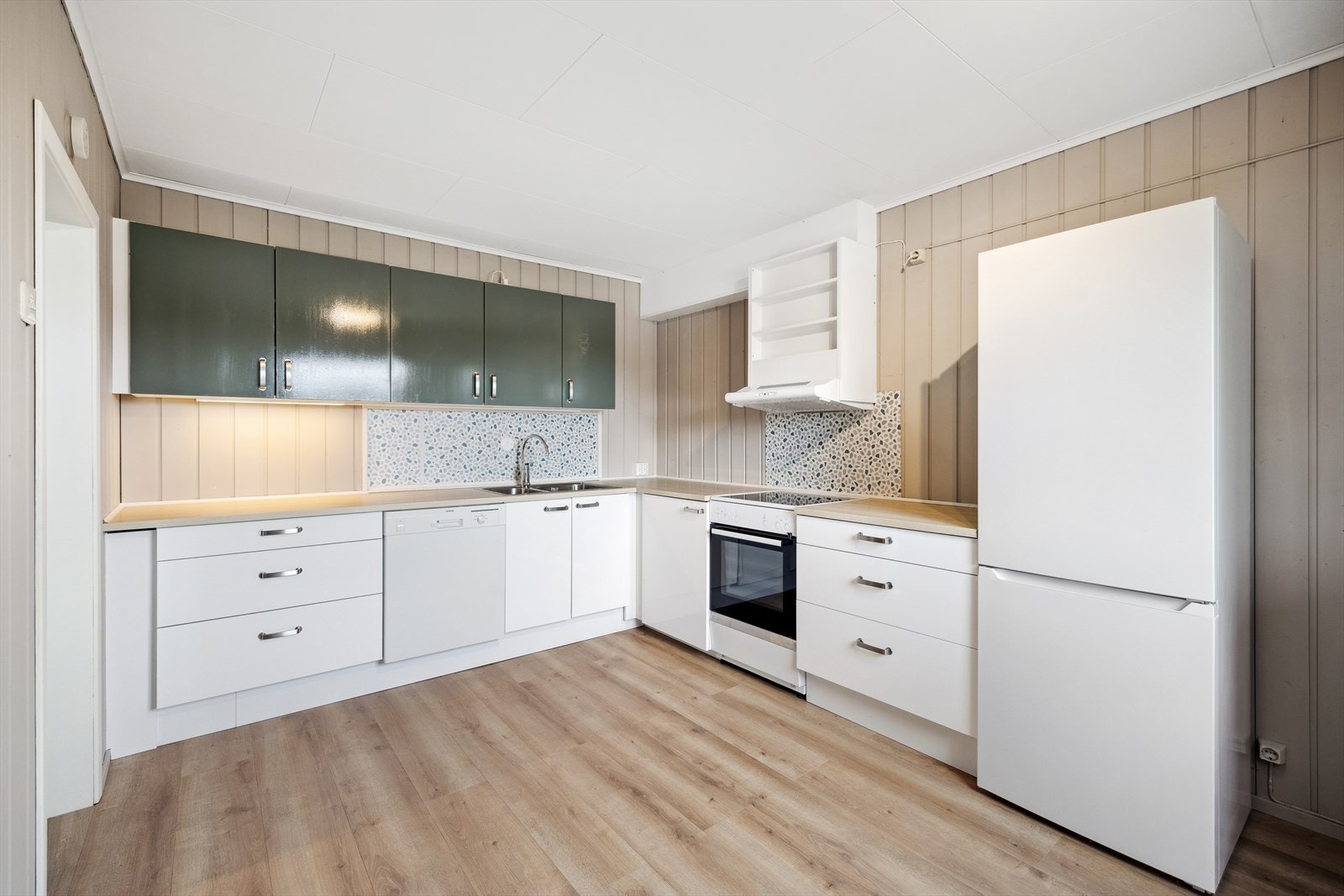 Kjøkken med laminerte fronter og laminerte skrog. Galleribilde