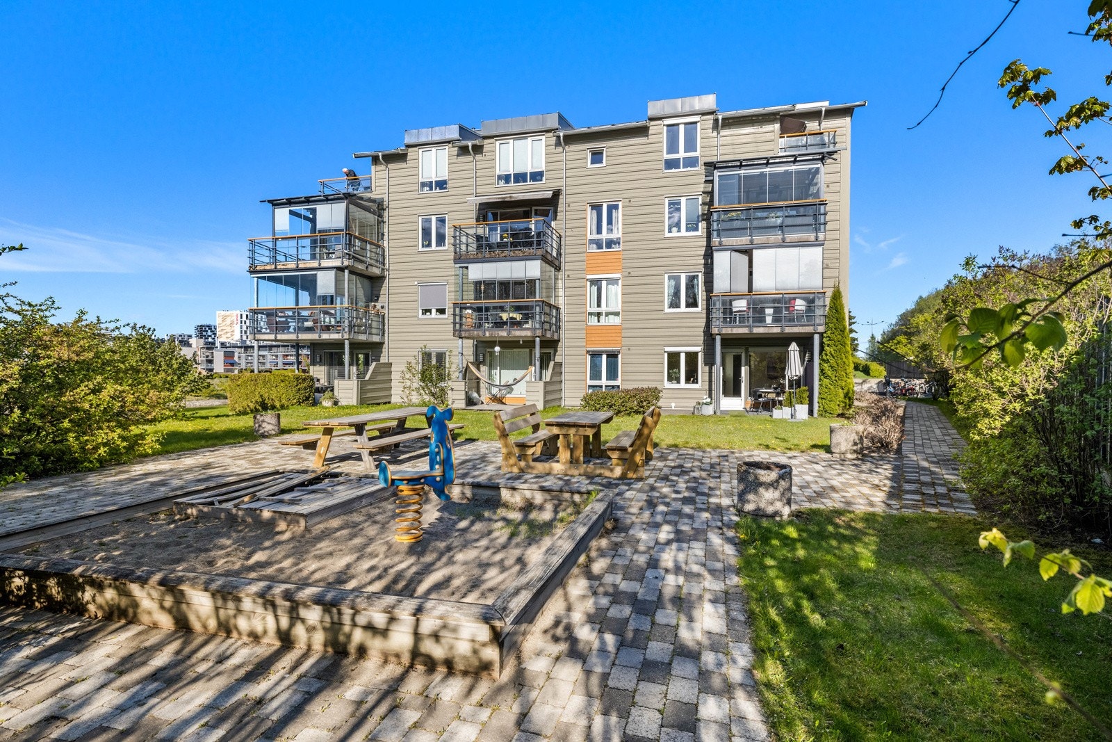 Leiligheten ligger på bakkeplan med trappefri adkomst og flott uteplass. Galleribilde