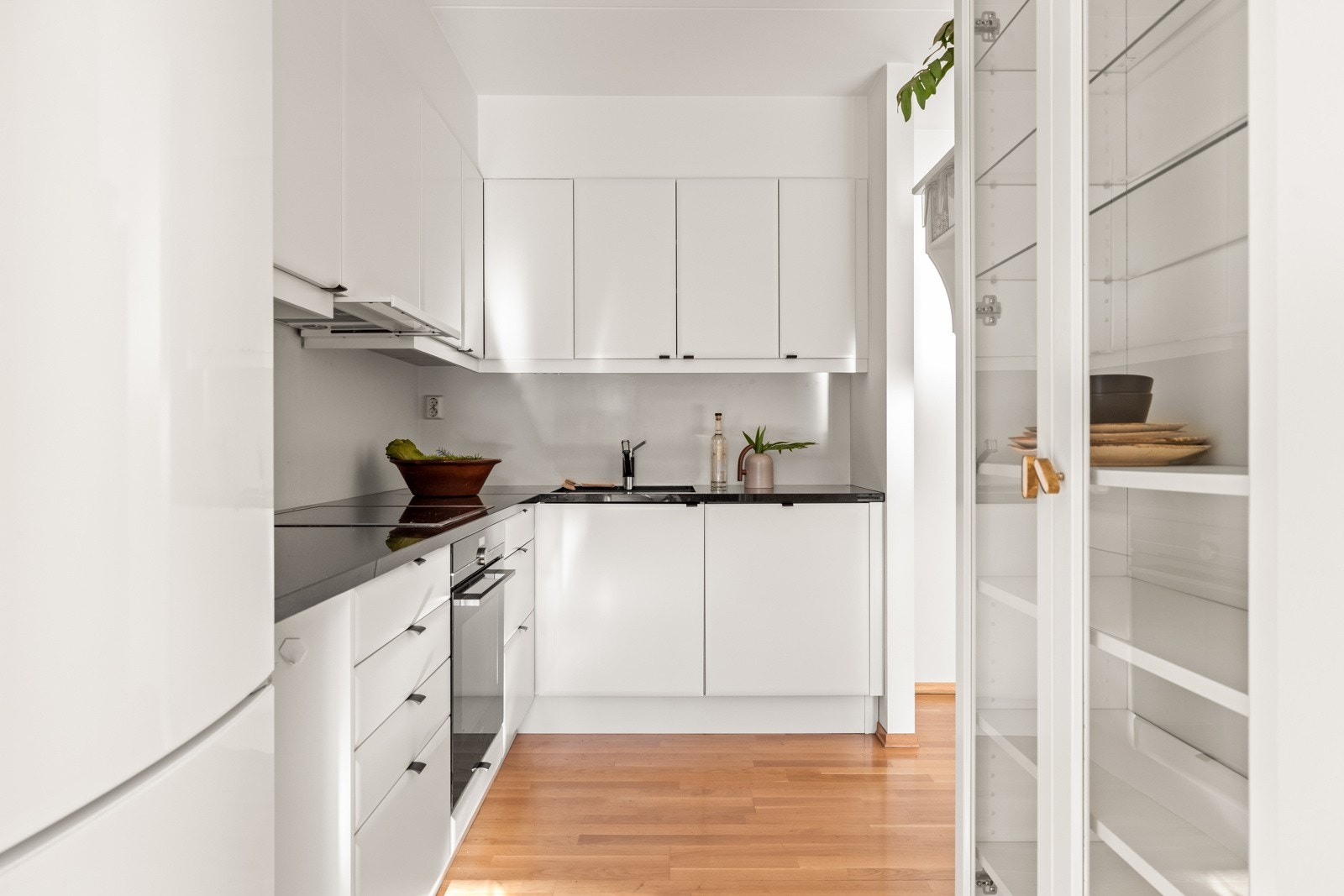 Kjøkkenet har ventilator fra 2017 og integrerte hvitevarer som induksjonstopp, ovn og oppvaskmaskin. Galleribilde