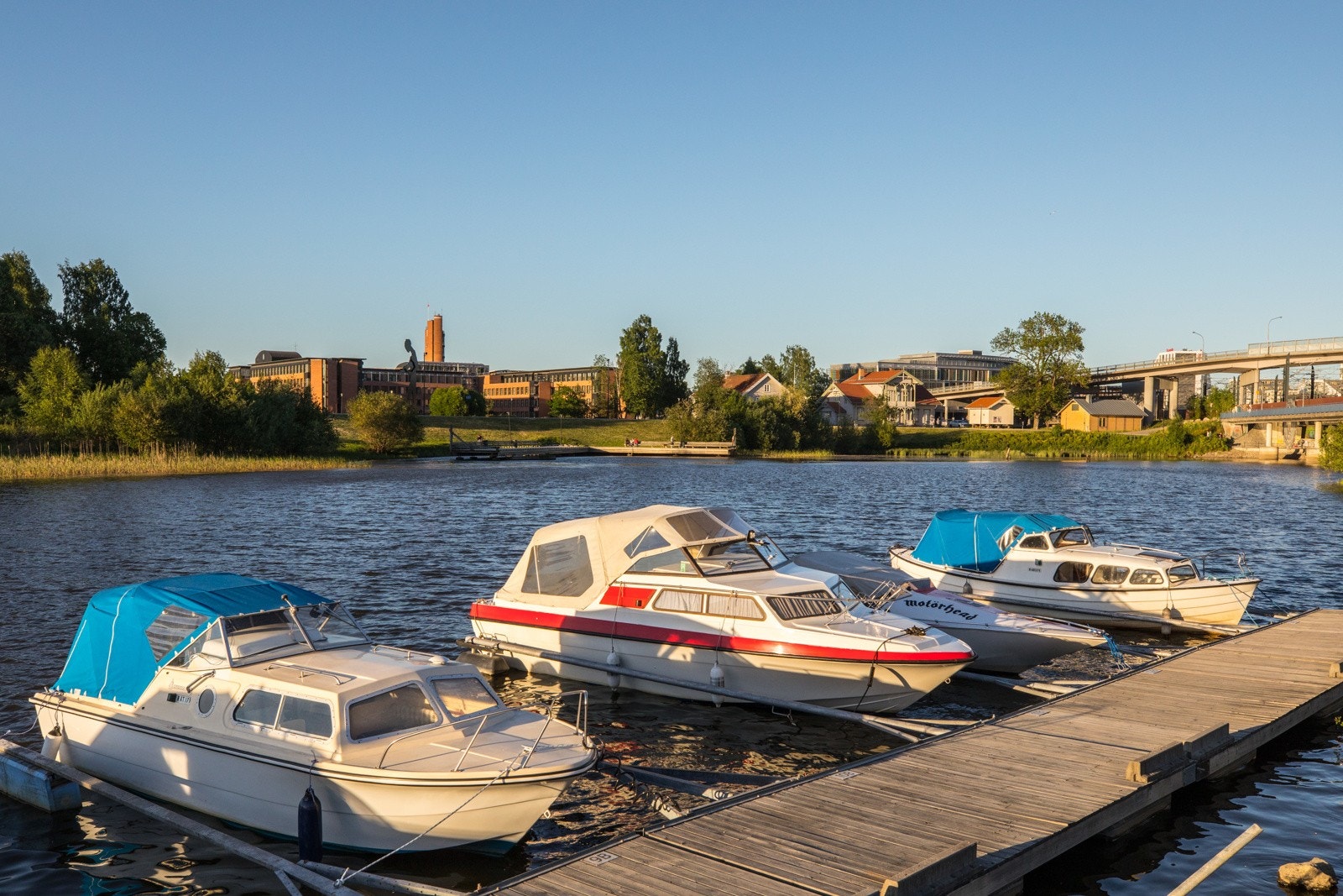 Idylliske Nitelva med båter, fugleliv og fiskesjanser. Galleribilde