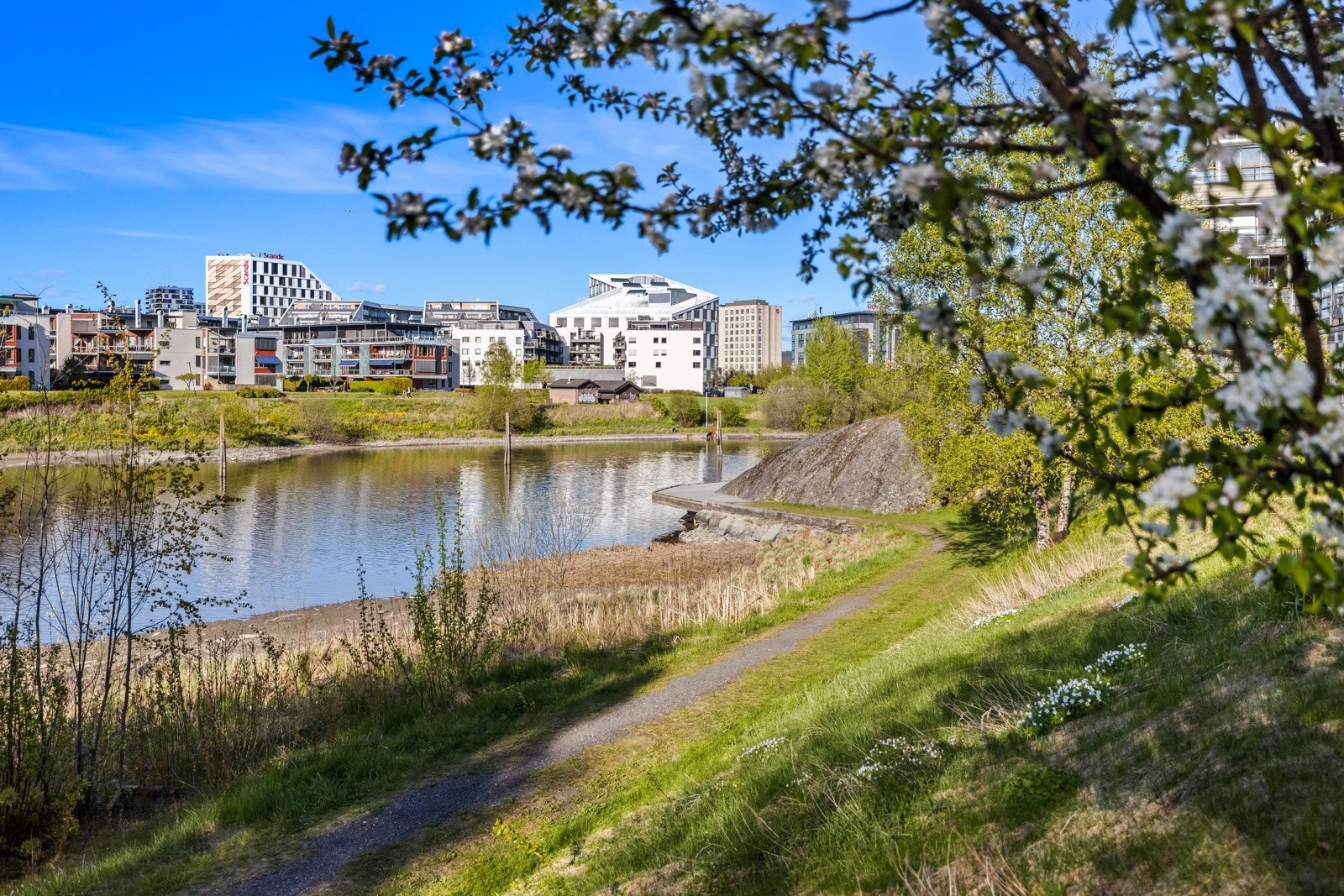 Rudsberget ligger rett ved Nitelva mellom Rælingbrua og Lillestrømbrua, med gangavstand til alle sentrumsfasiliteter, samtidig som man bor tilbaketrukket ved vannet. Galleribilde