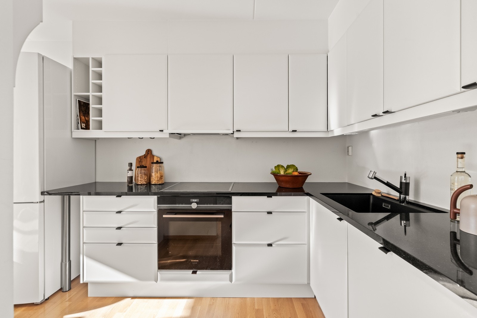 Kjøkken i egen sone med oppgradert Sigdal-innredning fra 2020. Galleribilde