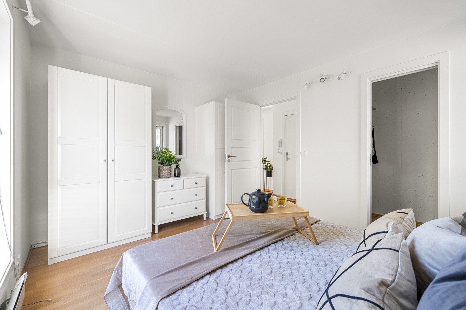 Tilliggende garderoberom/bod. Galleribilde