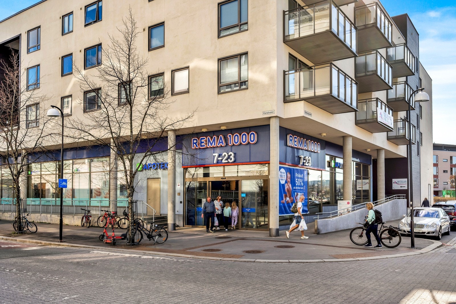 Rema 1000 ligger rett over brua. Galleribilde