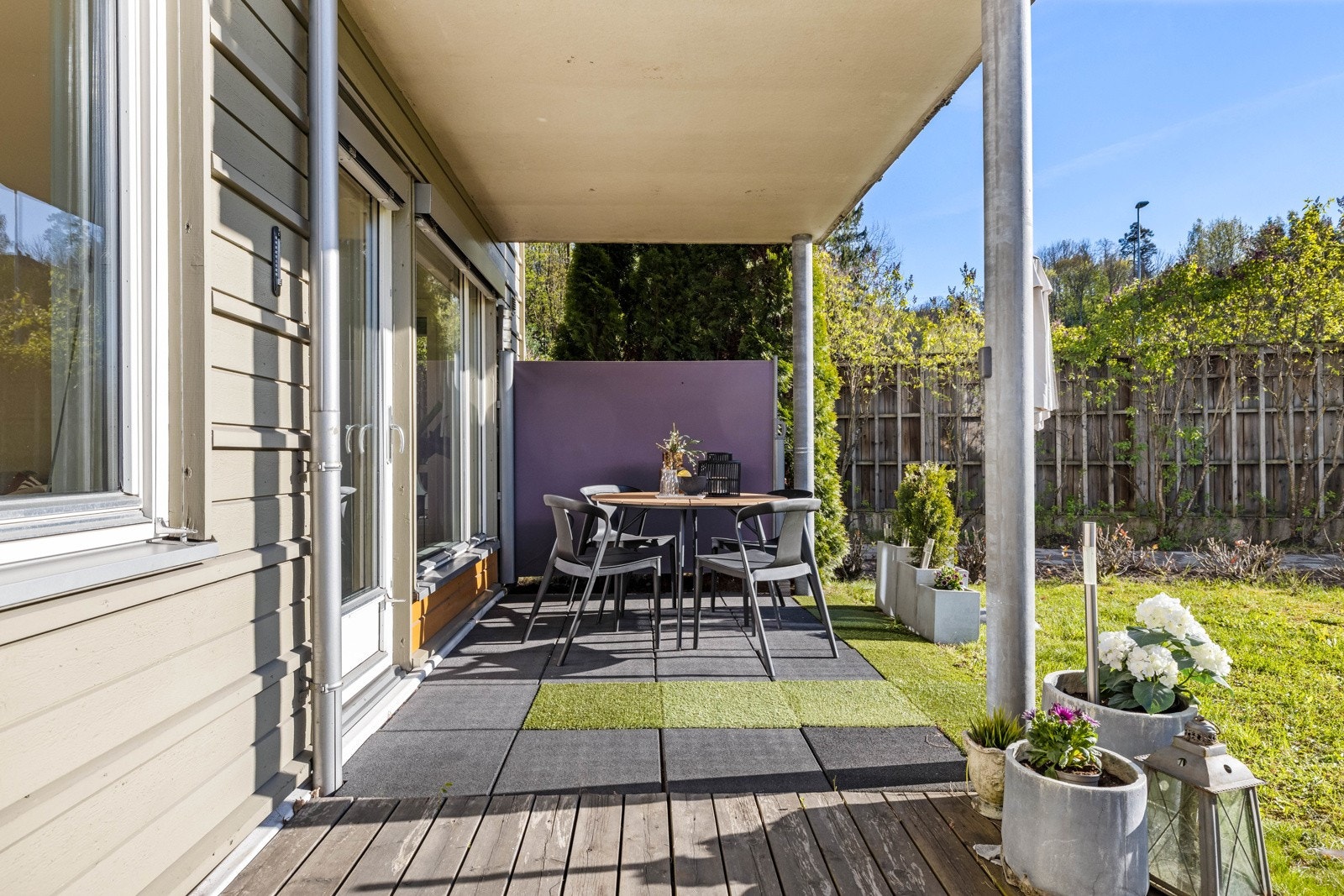 Overbygd uteplass utenfor stuen. Galleribilde