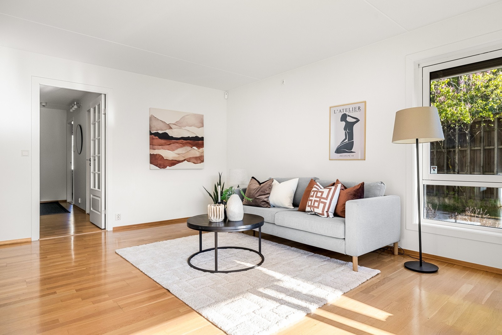 Inne er det lyst og romslig med mye lysinnslipp fra vinduene. Galleribilde