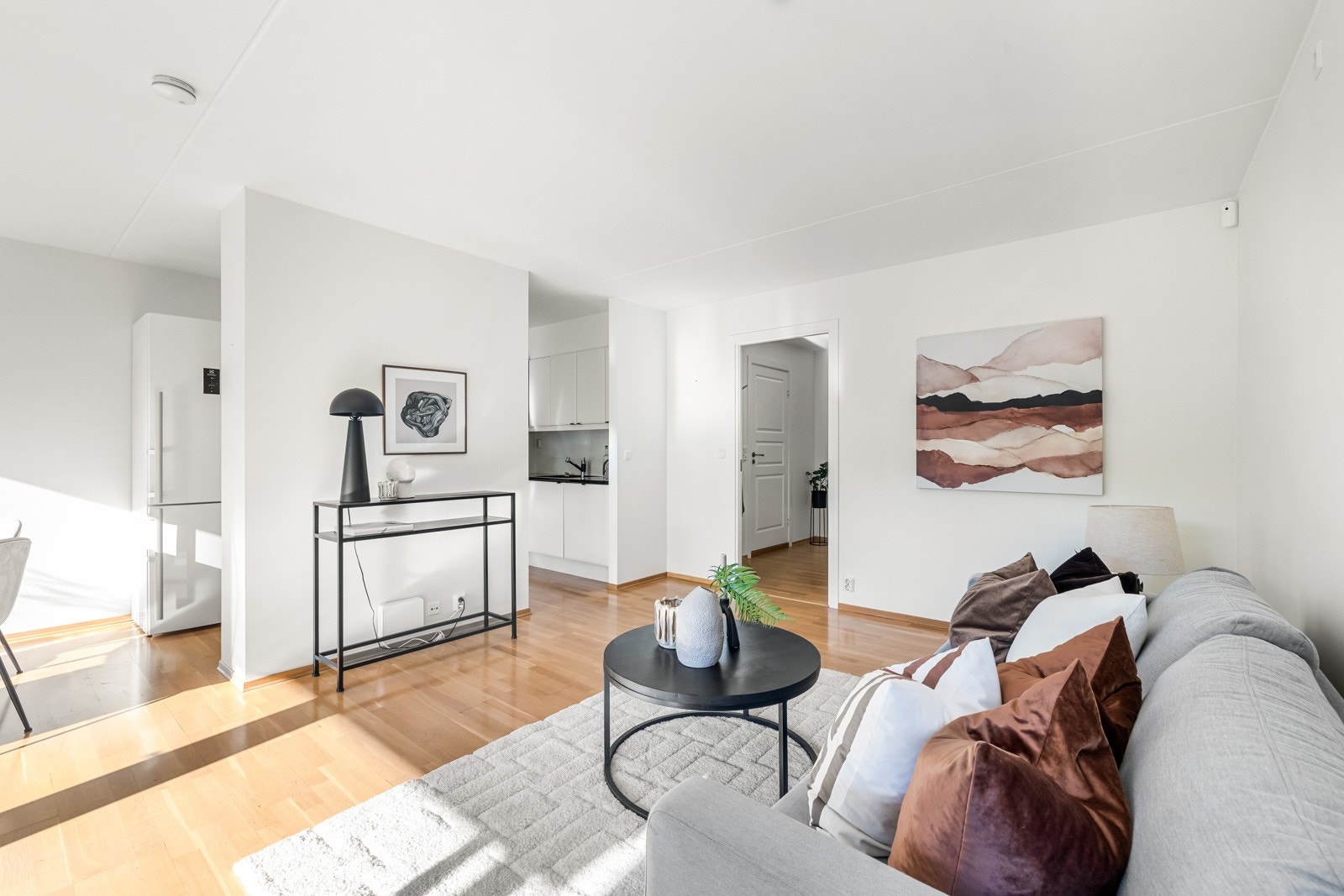 Stue med delvis åpen løsning mot kjøkkenet. Galleribilde