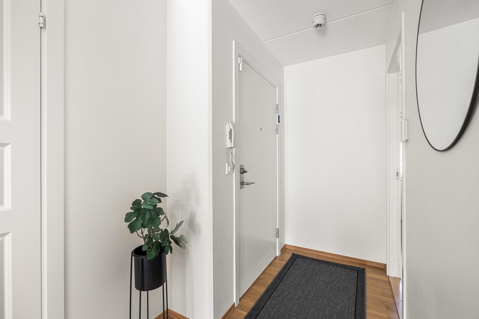 Innbydende entré med plass til knaggrekke og lagring av sko. Galleribilde