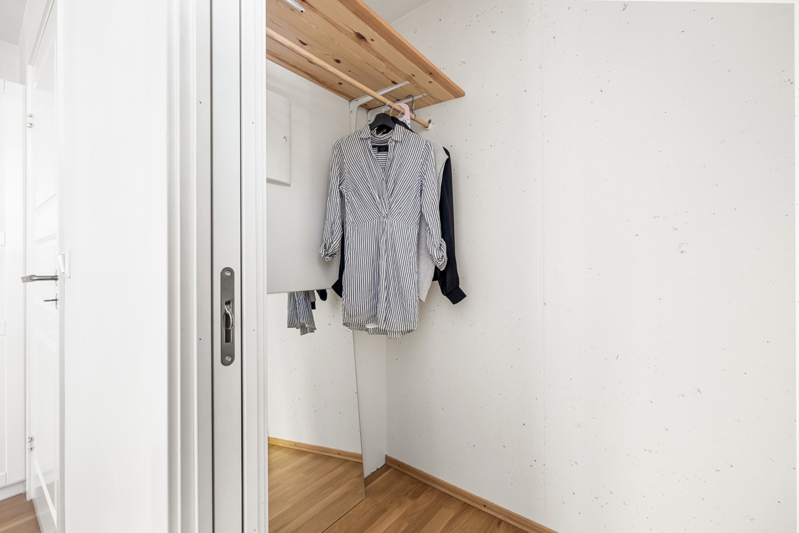 Garderoberom/bod ved hovedsoverommet. Galleribilde