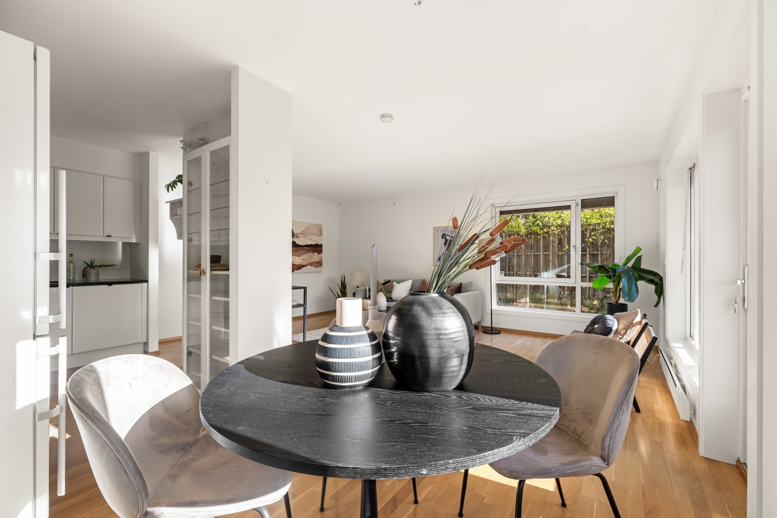 Spisebordet finner sin naturlige plassering ved kjøkkensonen. Galleribilde