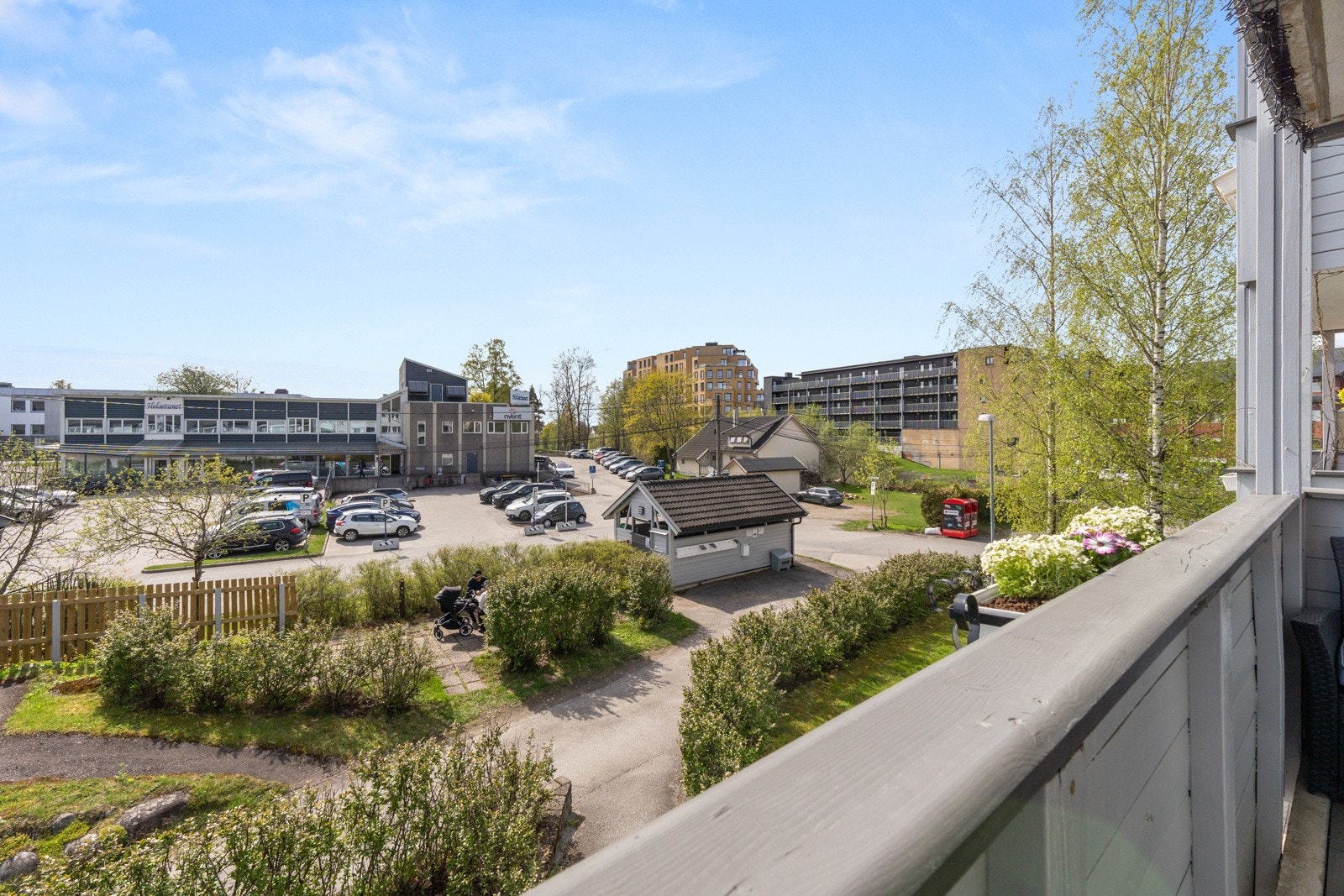 Fra stuen er det utgang til en meget hyggelig balkong på ca. 8m². Her er det gode solforhold fra morgen til sen ettermiddag. Galleribilde