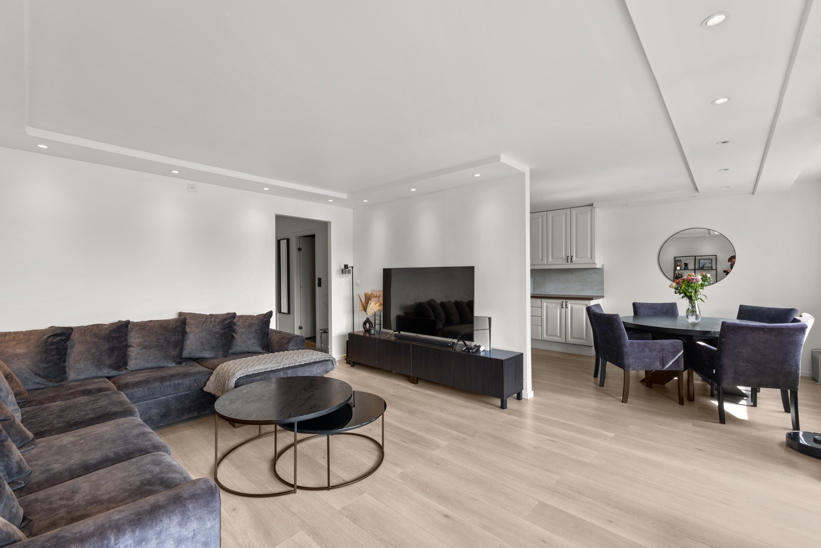 I 2020 ble leiligheten malt i hvite toner, det ble lagt pent laminatgulv og byttet til spotter i himlingen i stue/kjøkken. Galleribilde