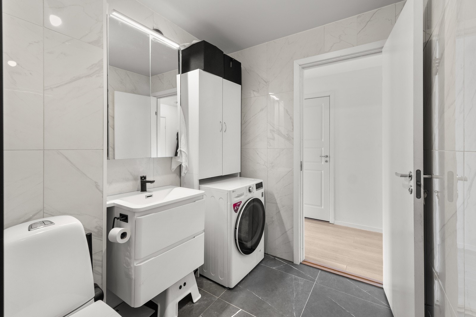 Rommet er oppgradert med ny servant og servantskuff samt lagt flis på flis i 2022. Galleribilde