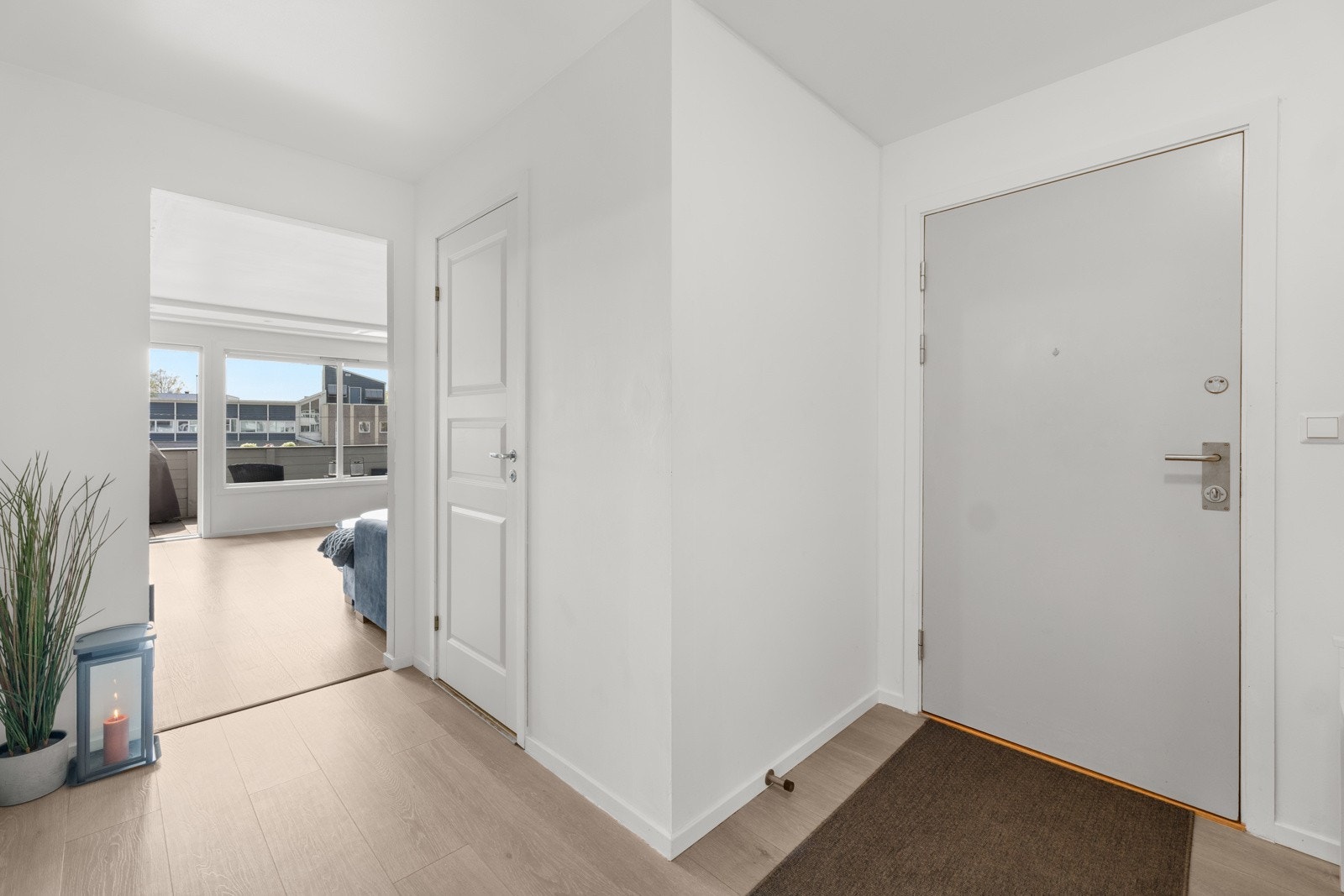 Innbydende entré som gir et godt førsteinntrykk av leiligheten. Galleribilde