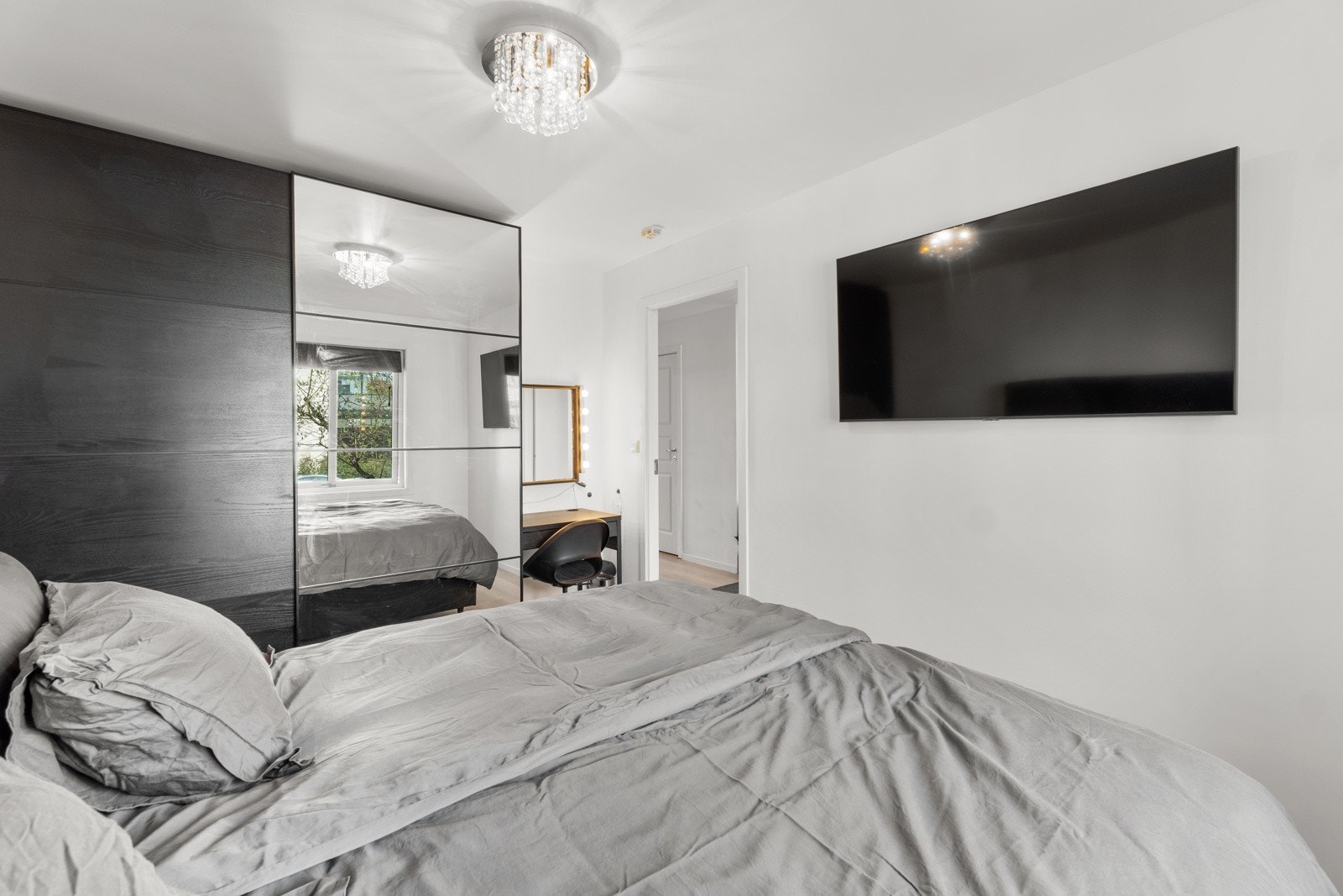 Innredet med en skyvedørsgarderobe som gir rommet rikelig med skapplass. Galleribilde