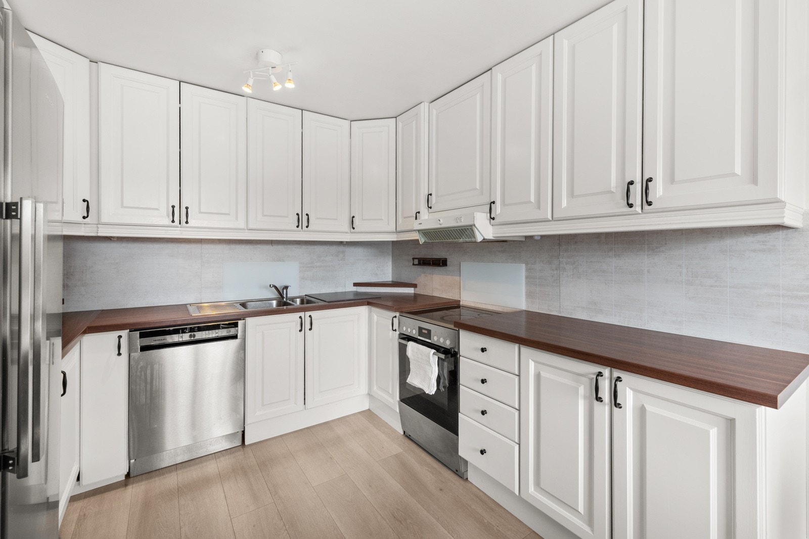 Kjøkkeninnredningen har godt med benke-og skapplass. Galleribilde