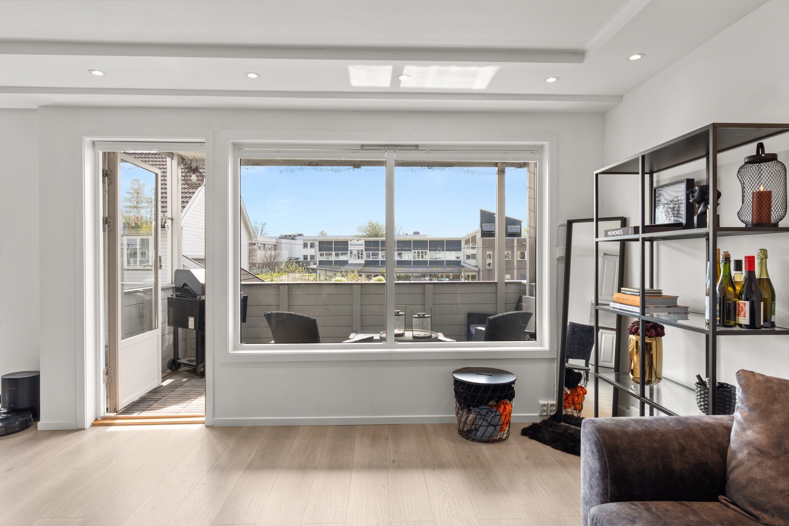 Store vindusflater slipper inn rikelig med naturlig lys, og skaper en luftig og god romfølelse. Galleribilde