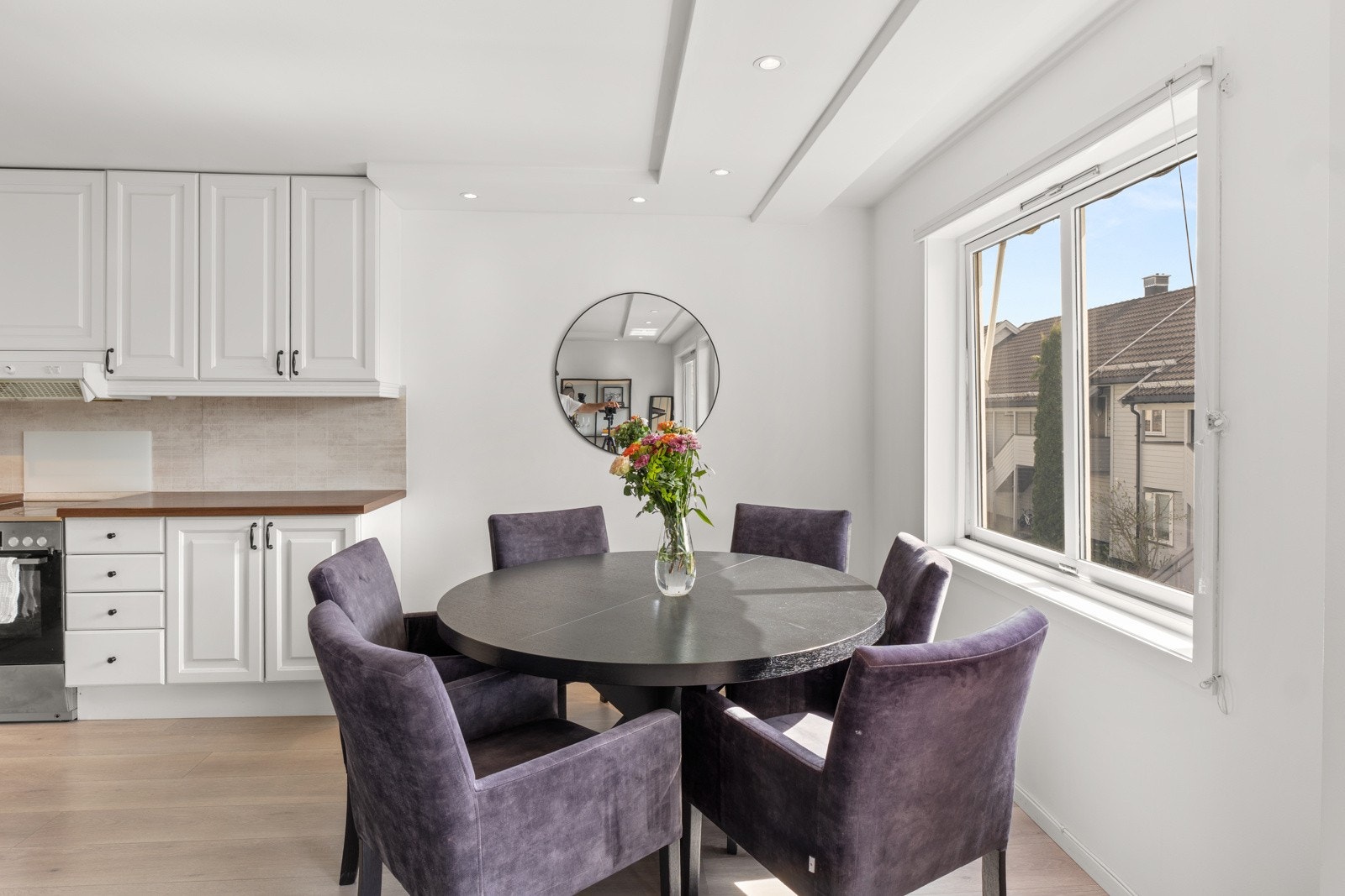 Lyst og romslig kjøkken i delvis åpen løsning. Galleribilde