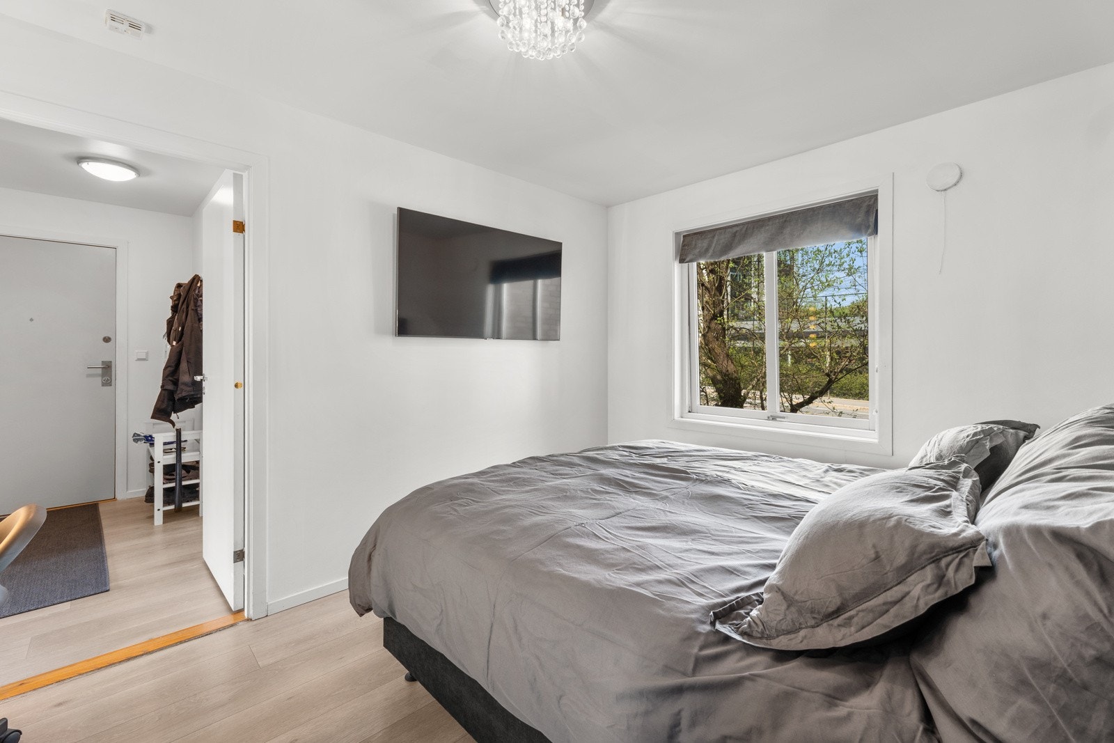 Hyggelig hovedsoverom med god plass til dobbeltseng og nattbord. Galleribilde