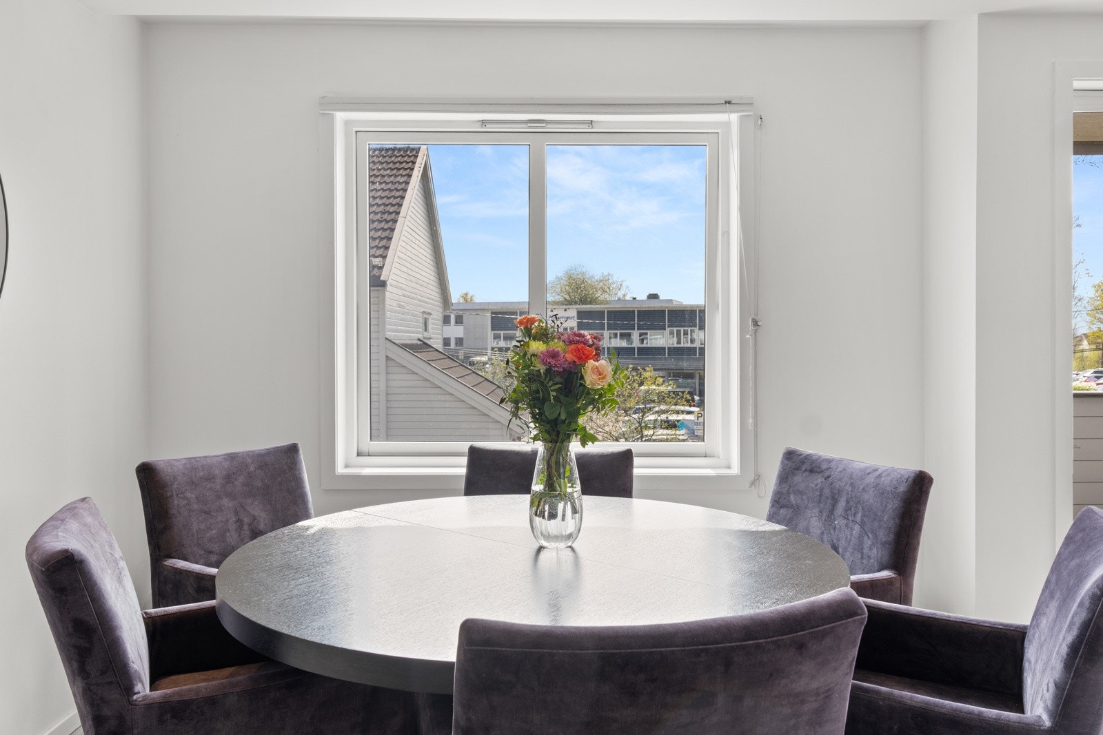 Det er plass til et spisebord ved vinduet. Galleribilde