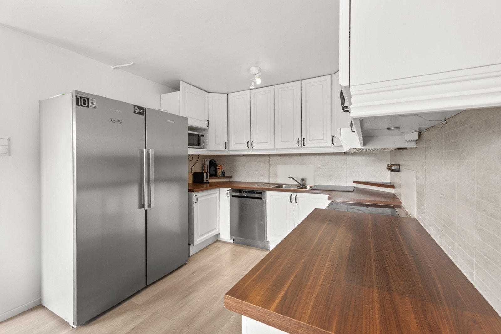 Kjøkkenet er innredet med frittstående hvitevarer som ikke medfølger handelen. Galleribilde