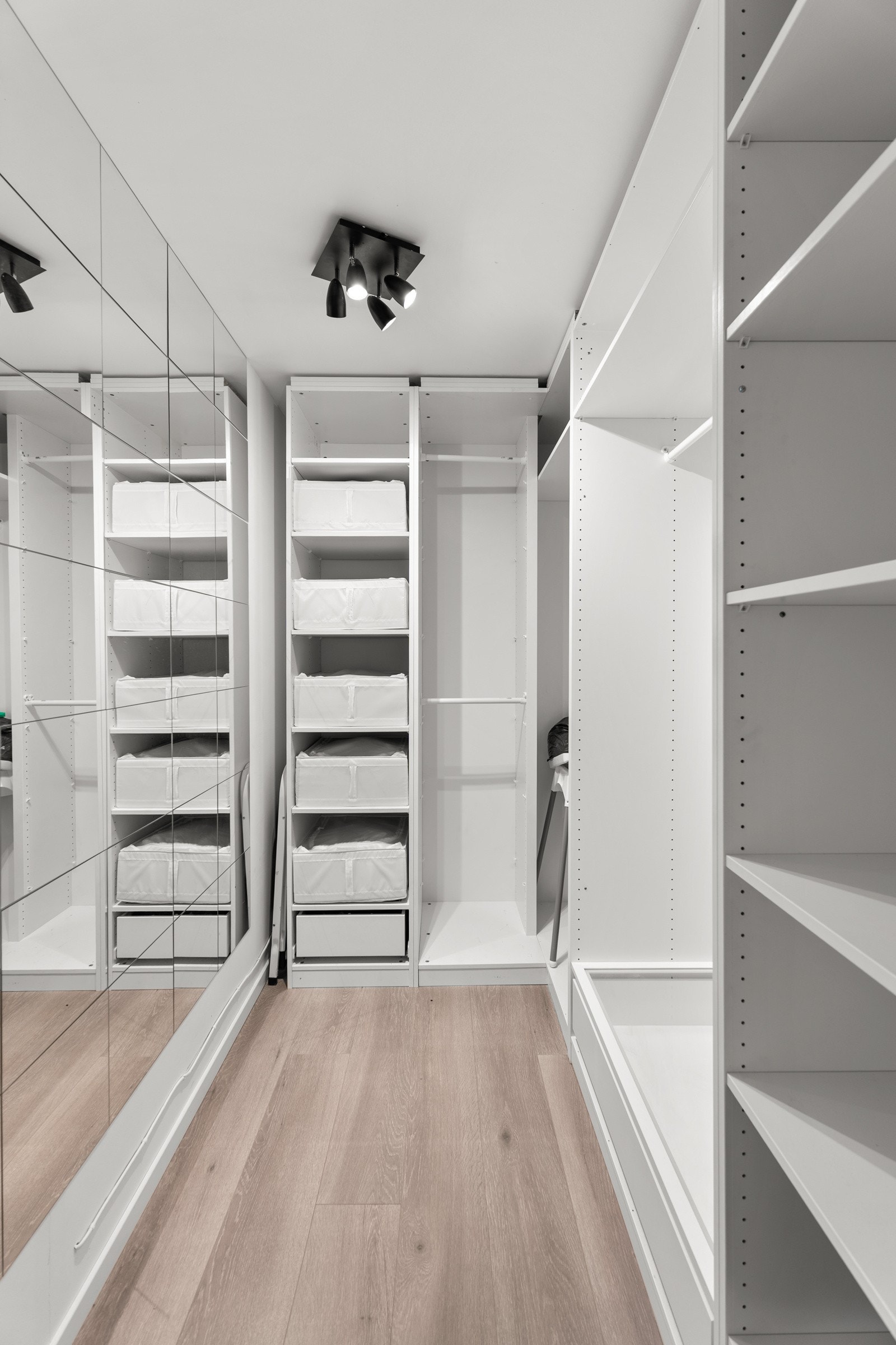 Leiligheten har en walk-in garderobe for ekstra skapplass. Galleribilde