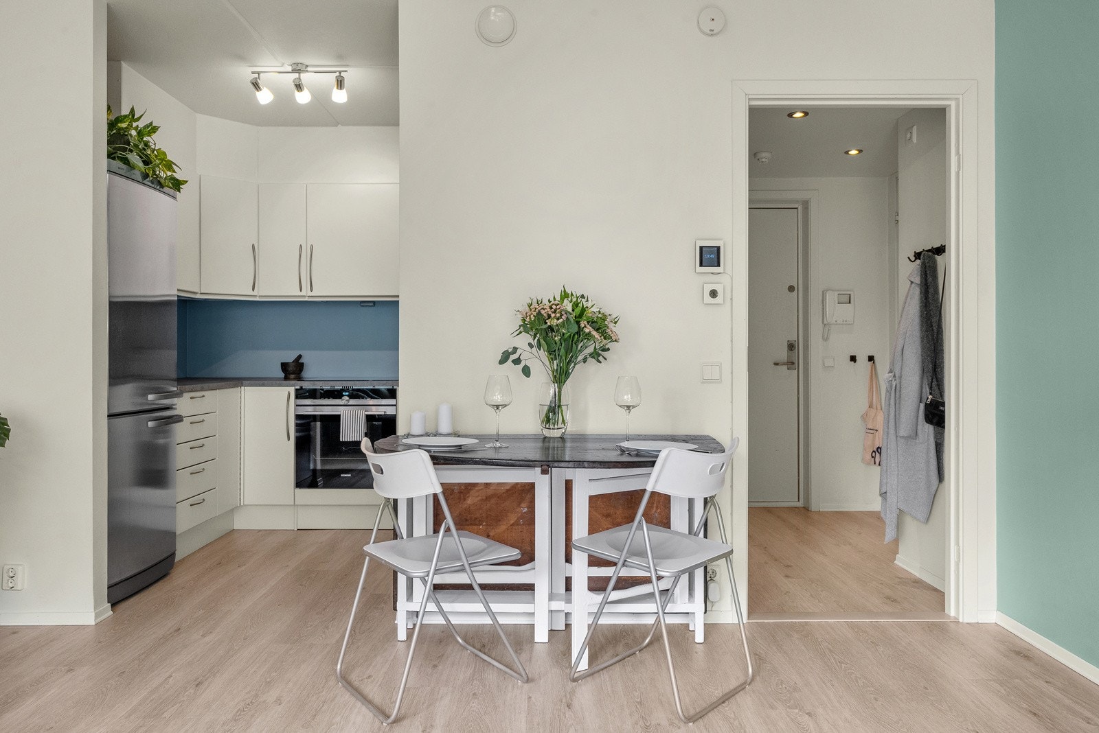 Leiligheten er vel gjennomført med delikate og tidløse overflater, og pen klikkvinyl fra 2019. Galleribilde