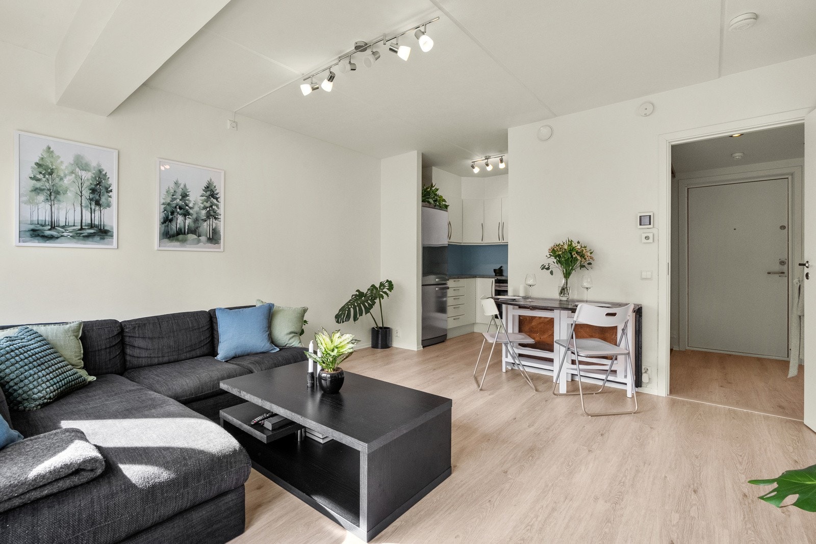 Det er plass til en større sofagruppe med tilhørende møblement, tv-seksjon og spisebord. Galleribilde