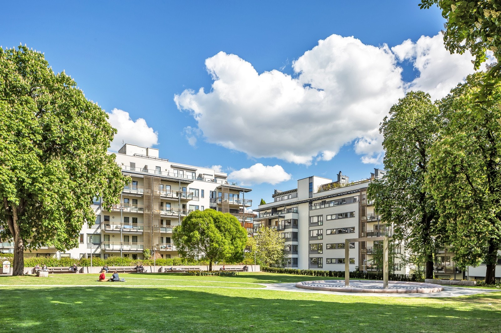 Bruken av vegetasjon, utforming av parker, gangveier og gårdsrom er variert og preget av høy kvalitet. Galleribilde