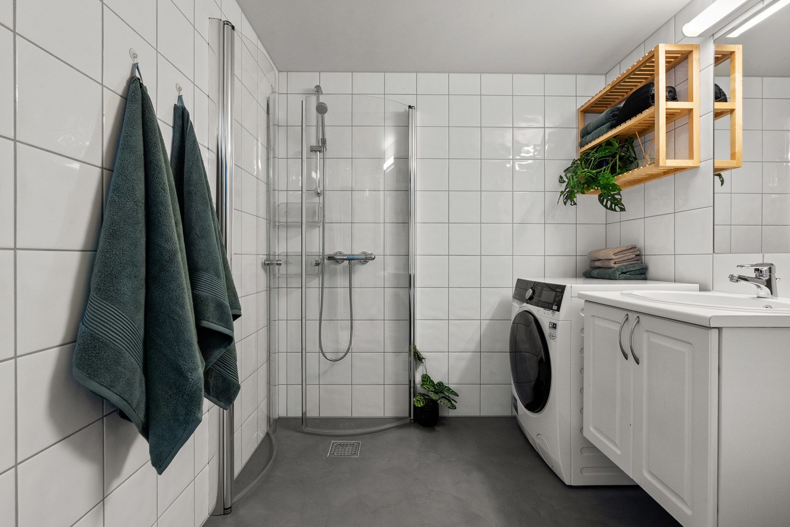 Leiligheten har et pent baderom av god størrelse. Galleribilde