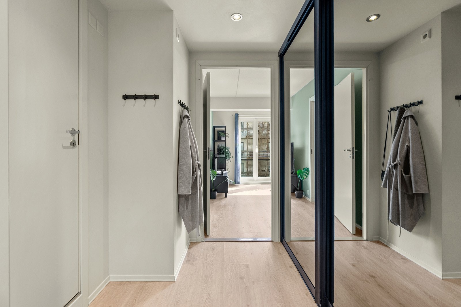 Her er det plass til yttertøy i skyvedørsgarderobe. Galleribilde