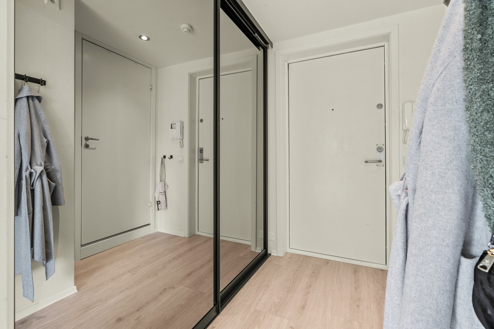 Hyggelig entré som gir et godt førsteinntrykk av leiligheten. Galleribilde