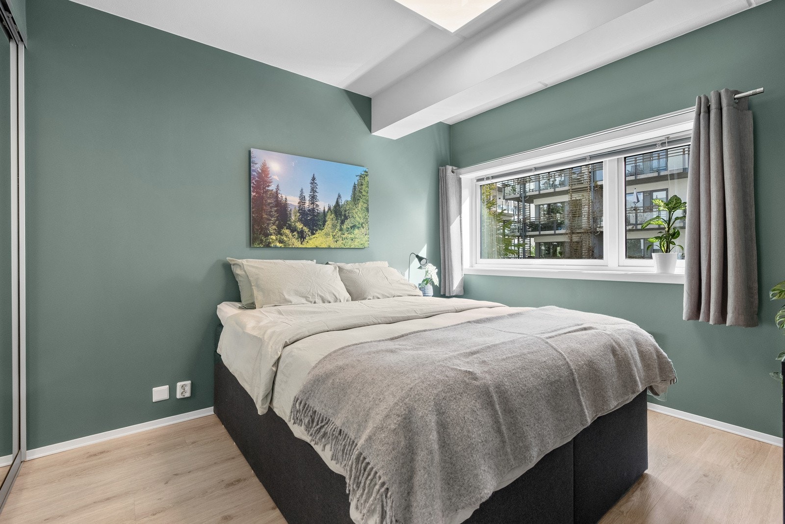 Leiligheten har et fint soverom. Stort vindu gir rommet godt med naturlig lys og gode muligheter for lufting. Galleribilde