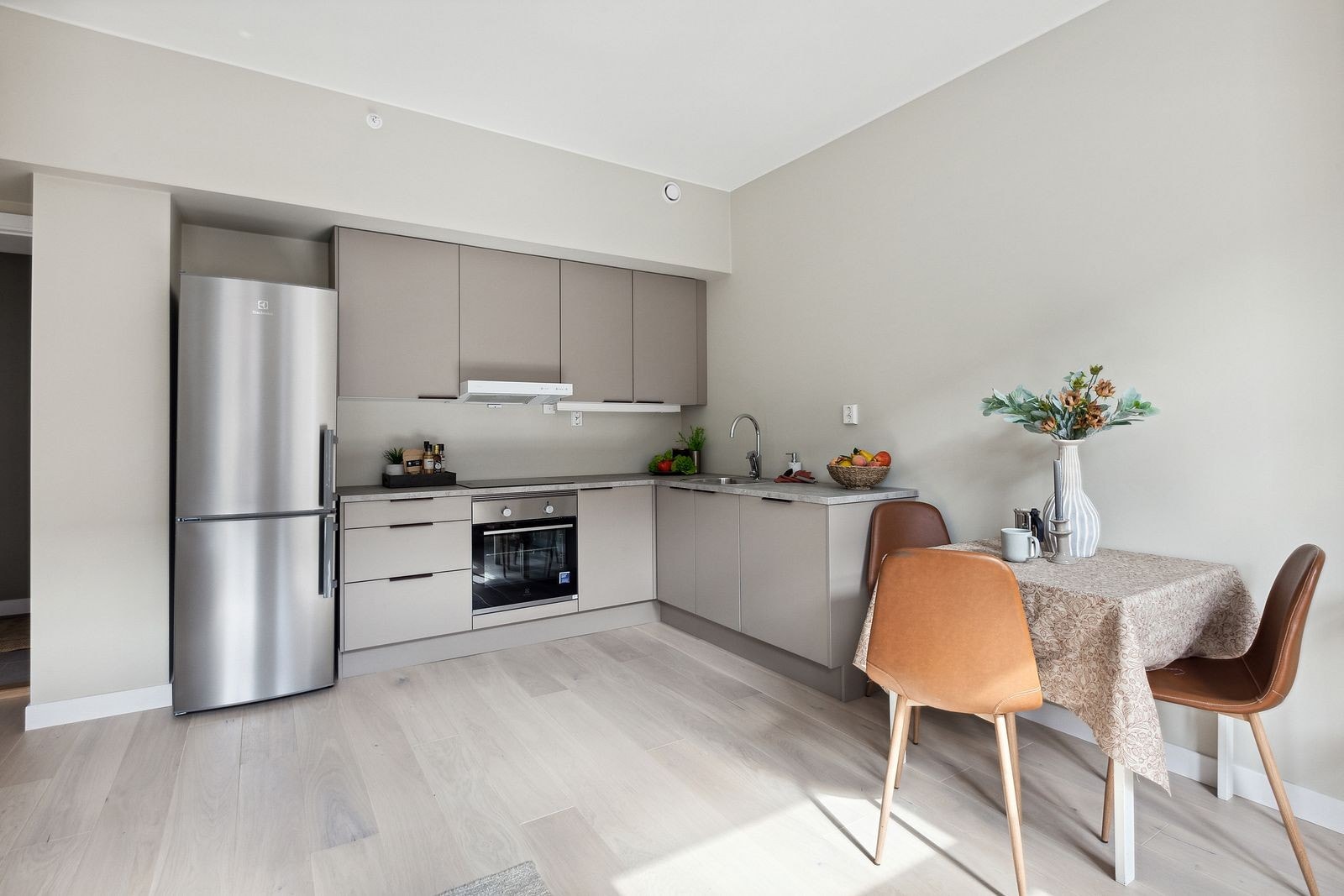 Moderne kjøkken med hvitevarer som medfølger Galleribilde