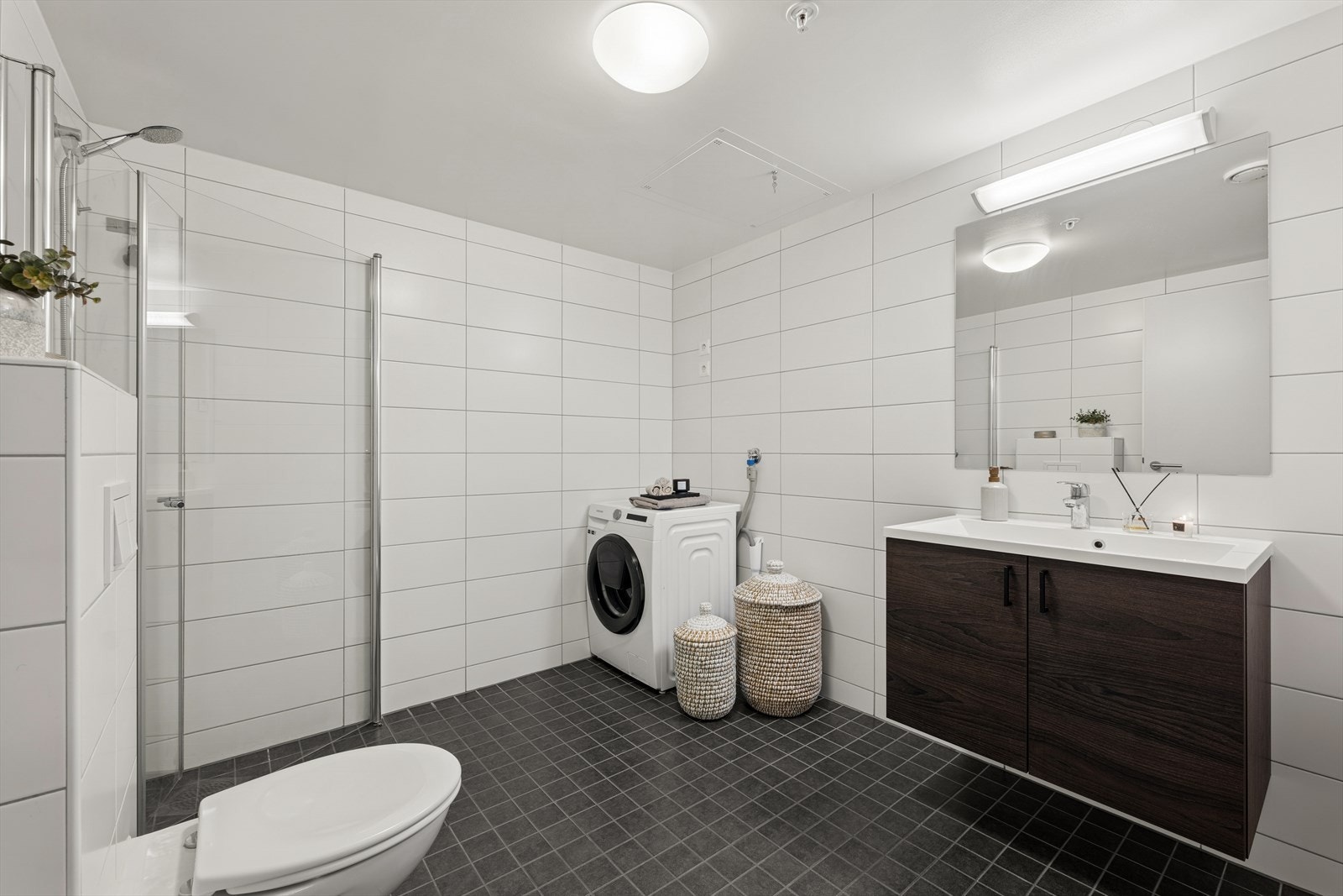 Videre har badet opplegg for vaskemaskin. Galleribilde