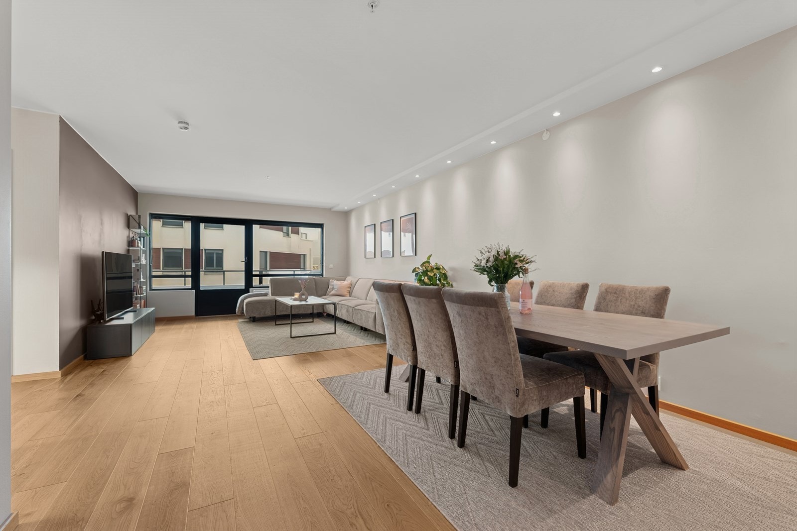 Leiligheten har en pen stue malt i tidsriktige farger, downlights i himling og praktisk, åpen løsning til kjøkkenet. Galleribilde